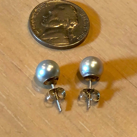 Grey pearl stud earrings w/ sterling posts & back - Picture 1 of 4
